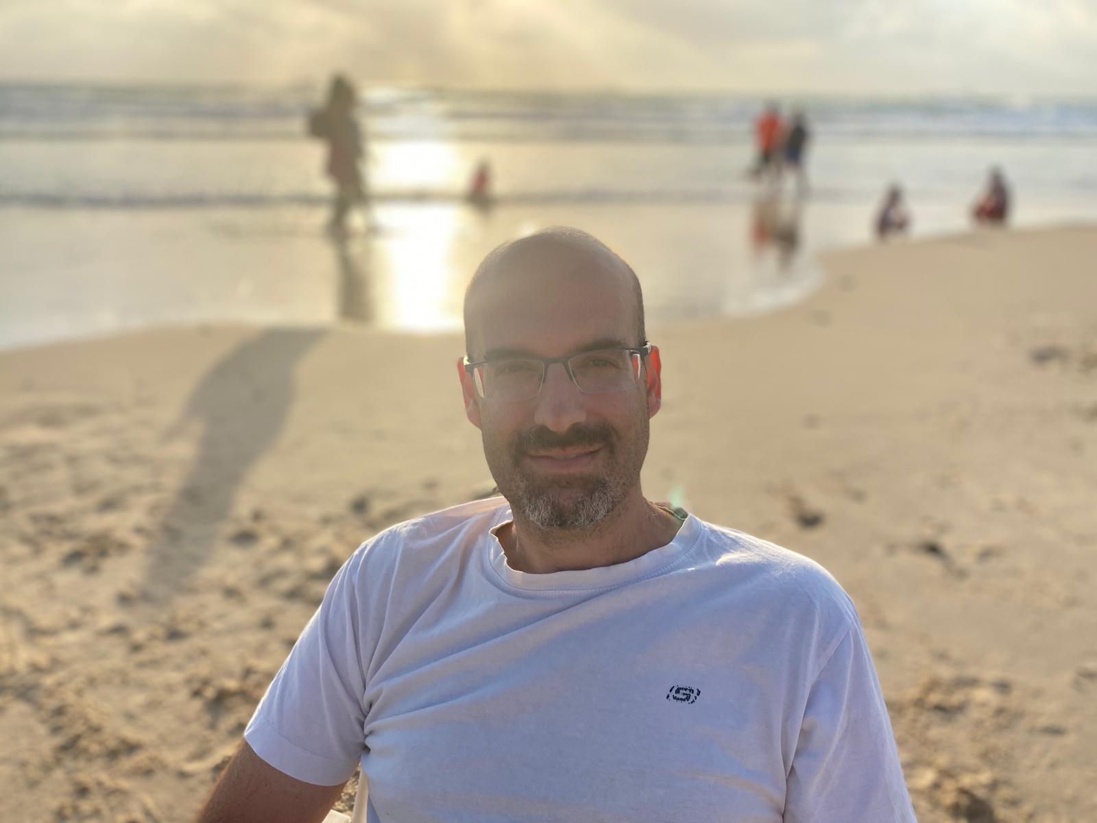 yair gadelov in ashdod beach